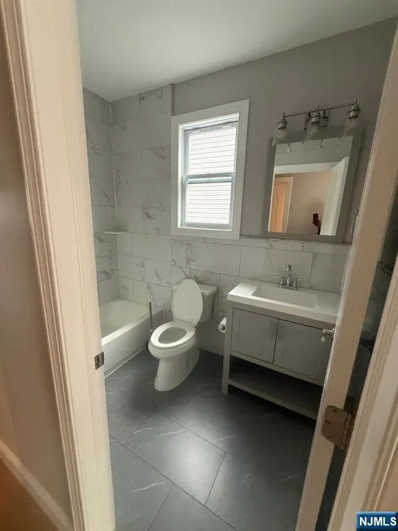372 E 27th Street 201 Paterson, NJ 07514