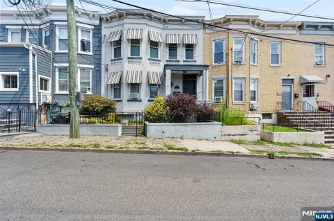 307 Henry Street 2