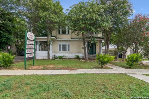 1032 W Woodlawn