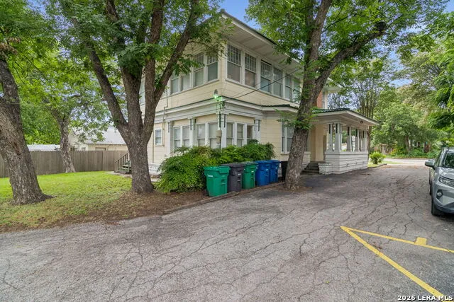 1032 W Woodlawn San Antonio, TX 78201