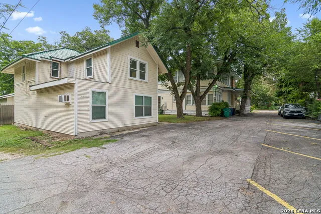 1032 W Woodlawn San Antonio, TX 78201
