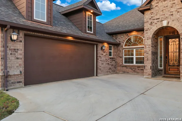 175 WAGON LN Castroville, TX 78009