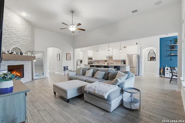 175 WAGON LN Castroville, TX 78009