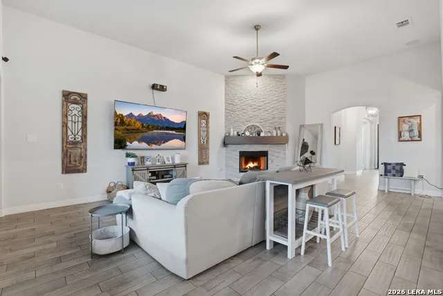 175 WAGON LN Castroville, TX 78009