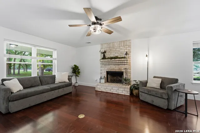 206 S Palo Alto Drive Floresville, TX 78114