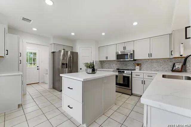 206 S Palo Alto Drive Floresville, TX 78114