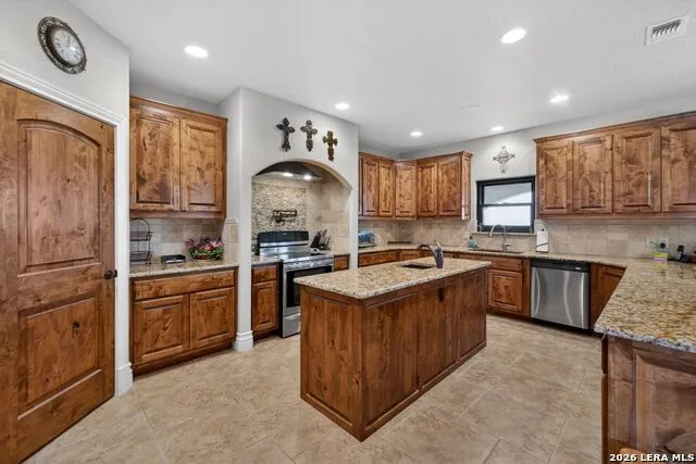 1076 SADDLEBACK RIDGE TRL Bandera, TX 78003