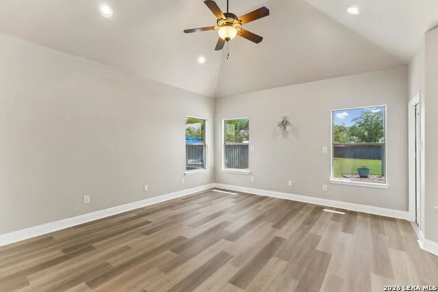 107 Oakview Floresville, TX 78114