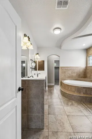 107 Oakview Floresville, TX 78114