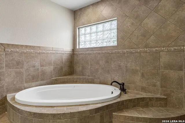 107 Oakview Floresville, TX 78114