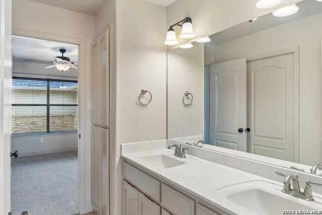107 Oakview Floresville, TX 78114