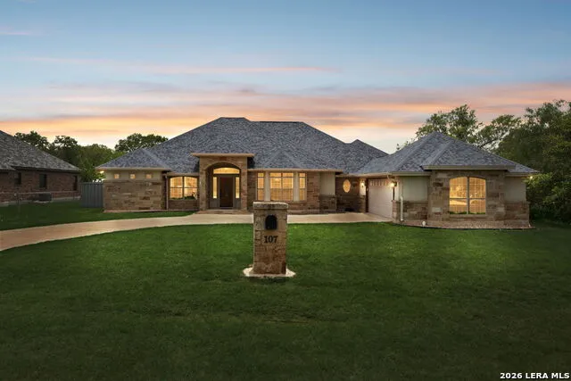 107 Oakview Floresville, TX 78114