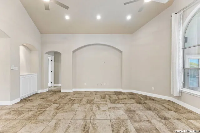 107 Oakview Floresville, TX 78114