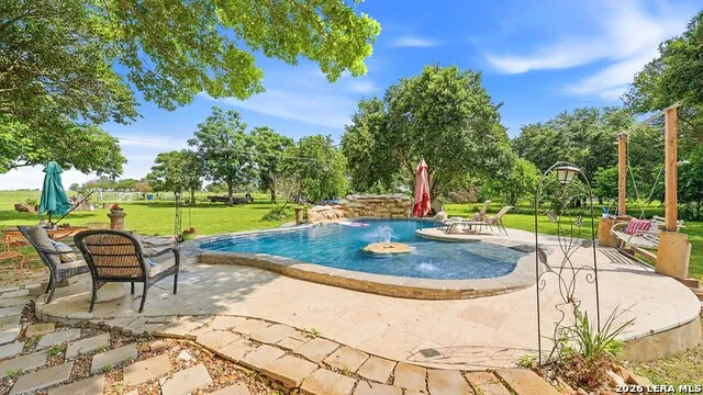 108 Woodlake Dr McQueeney, TX 78123