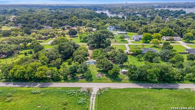108 Woodlake Dr McQueeney, TX 78123