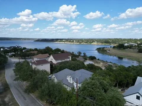 1761 Lakeside W