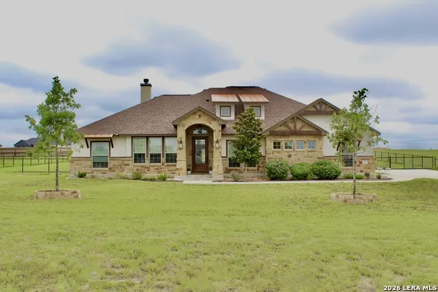 121 Valley View Dr La Vernia, TX 78121