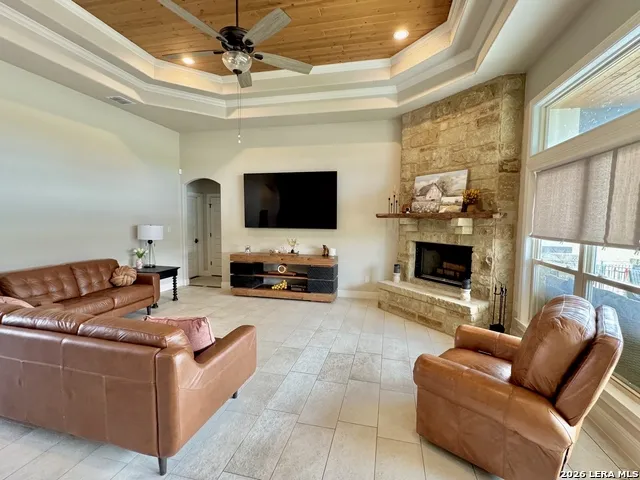 121 Valley View Dr La Vernia, TX 78121