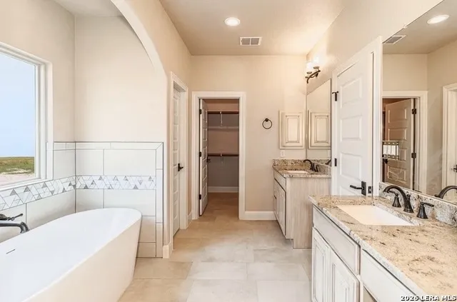 121 Valley View Dr La Vernia, TX 78121