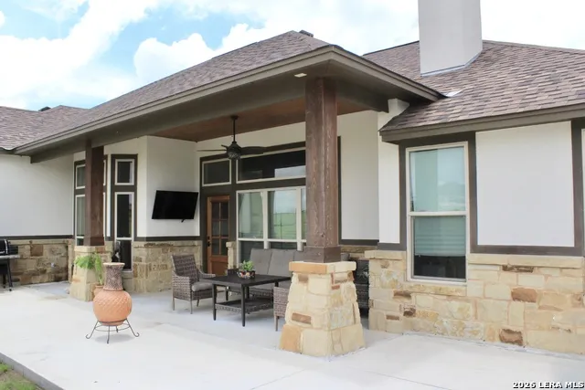 121 Valley View Dr La Vernia, TX 78121