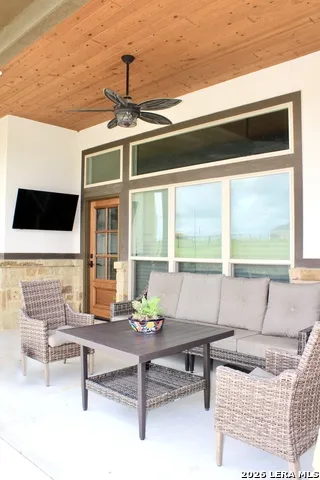 121 Valley View Dr La Vernia, TX 78121