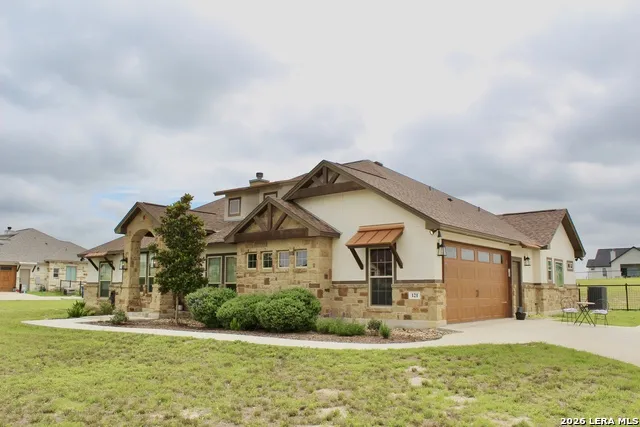 121 Valley View Dr La Vernia, TX 78121