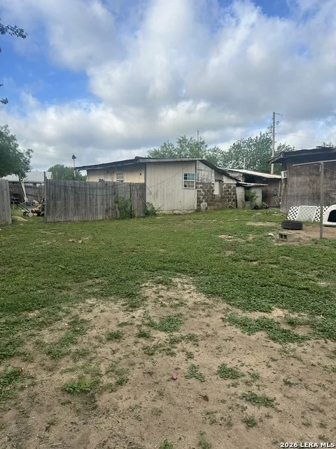 517 Avenue K Poteet, TX 78065