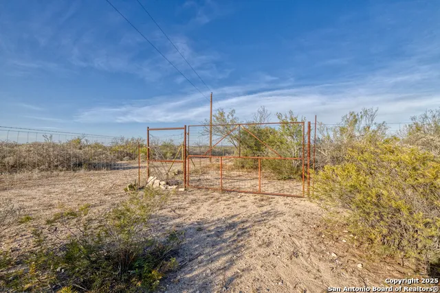 8686 us highway 90 Uvalde, TX 78801