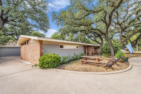2112 Gregory Lane