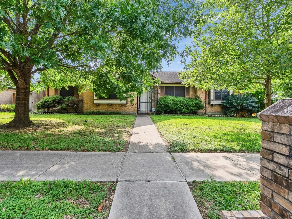 4002 Thistledown Drive Pasadena, TX 77504