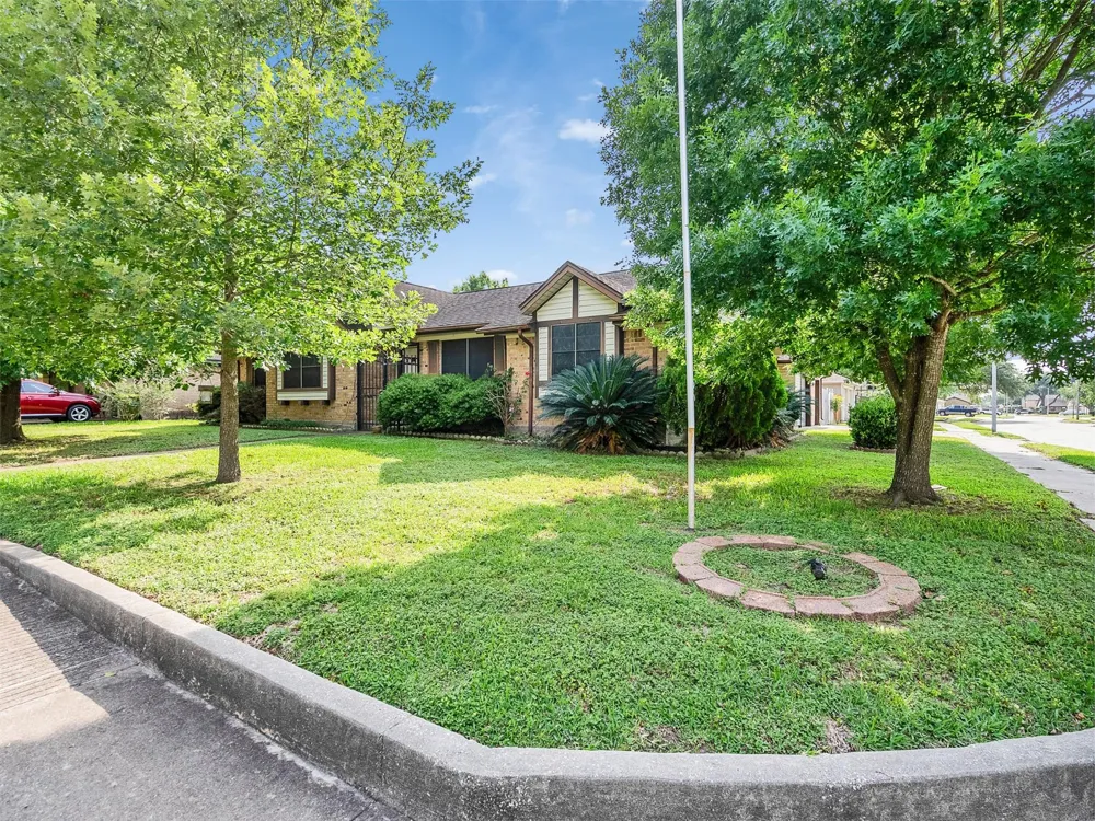 4002 Thistledown Drive Pasadena, TX 77504