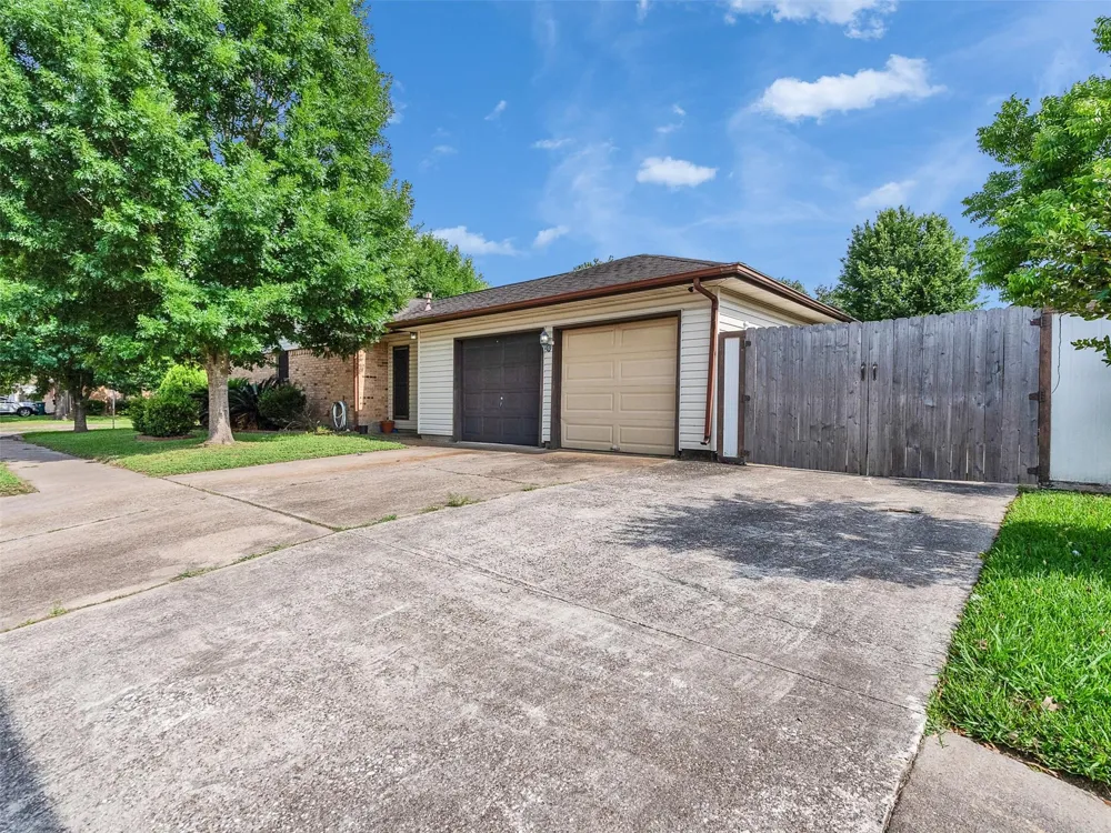 4002 Thistledown Drive Pasadena, TX 77504