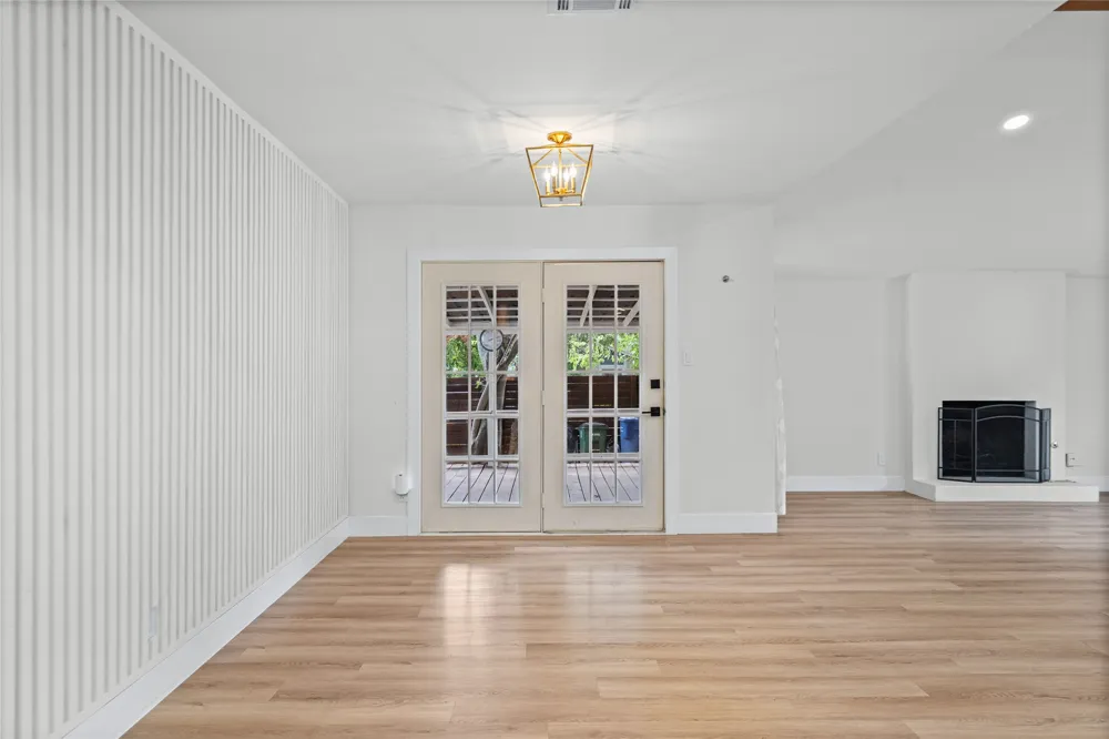 2400 Broken Oak Drive Austin, TX 78745