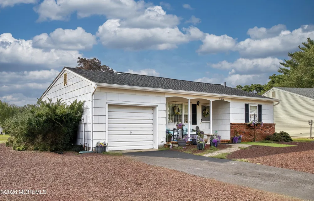 22 Brakenbury Court Toms River, NJ 08757