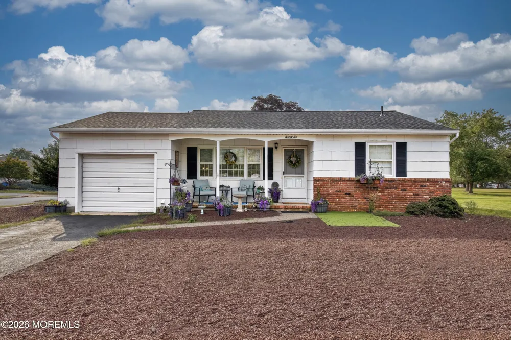 22 Brakenbury Court Toms River, NJ 08757