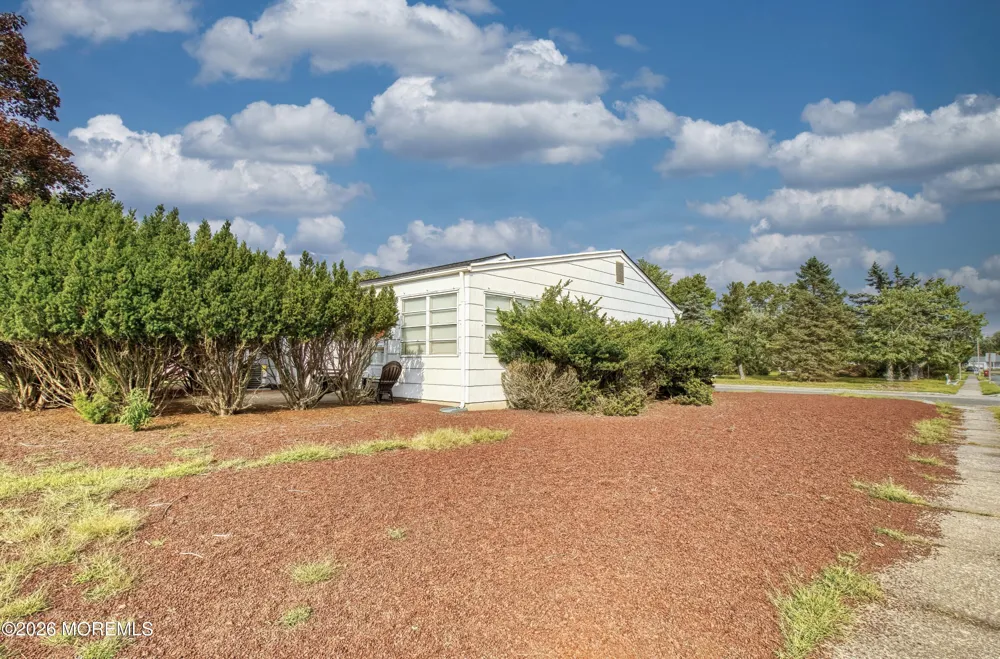 22 Brakenbury Court Toms River, NJ 08757