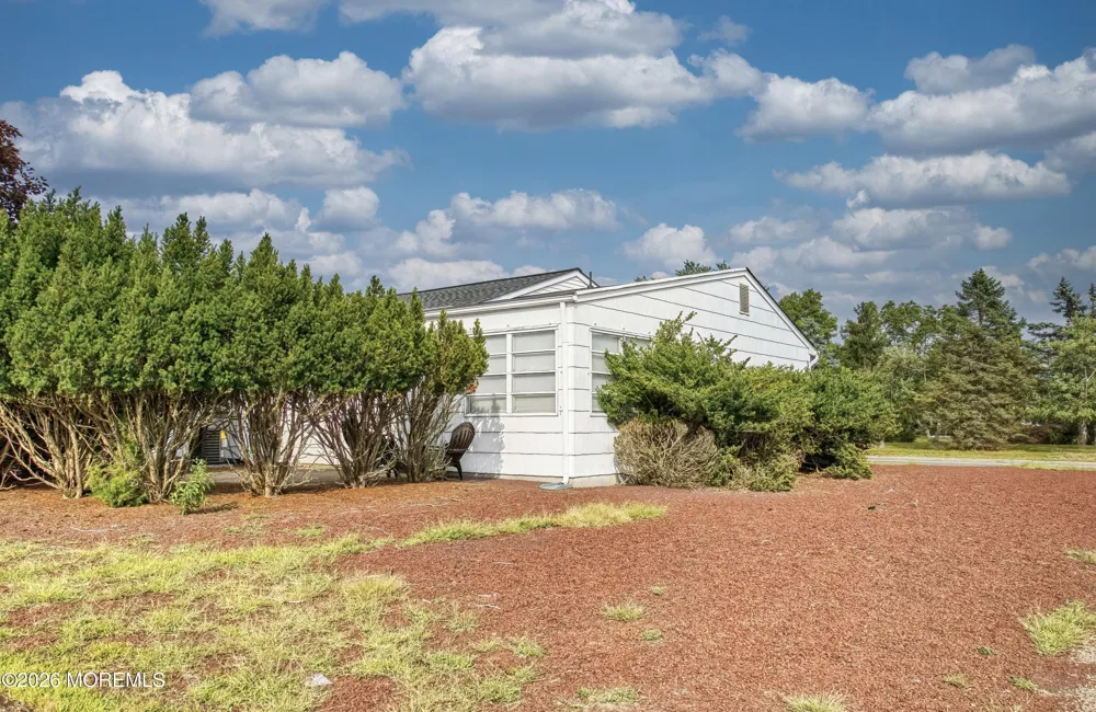 22 Brakenbury Court Toms River, NJ 08757
