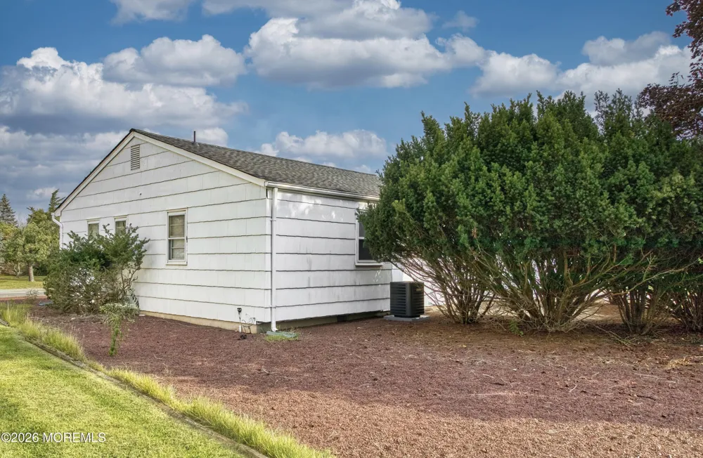22 Brakenbury Court Toms River, NJ 08757