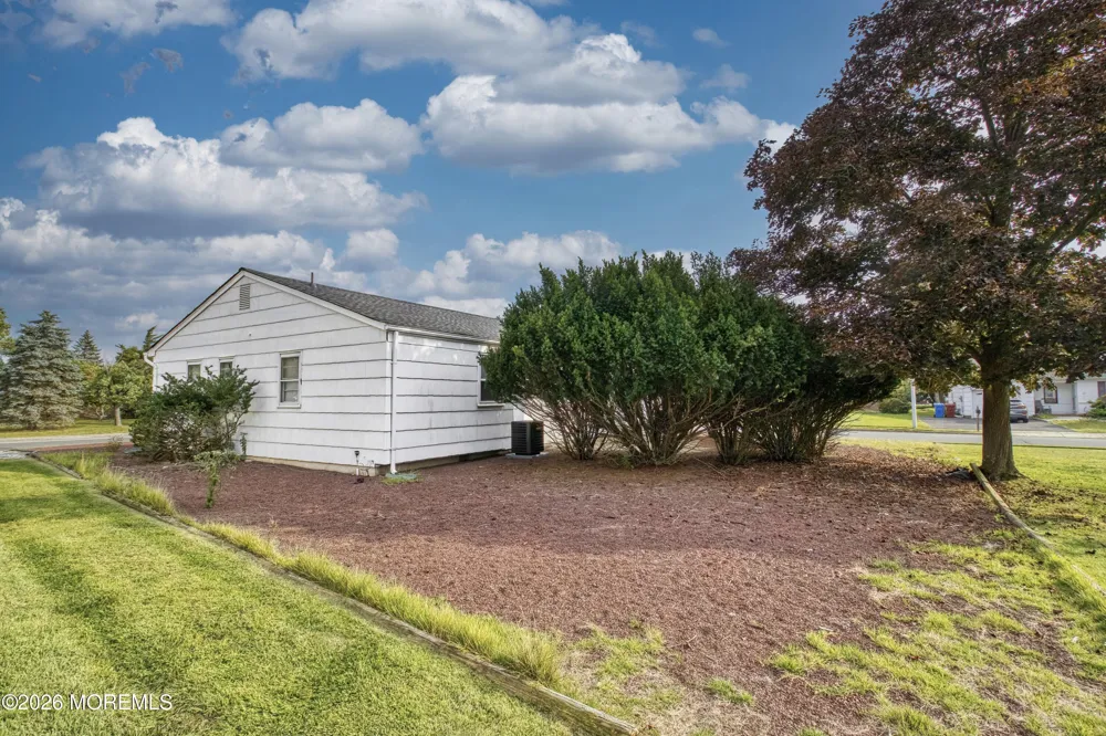 22 Brakenbury Court Toms River, NJ 08757