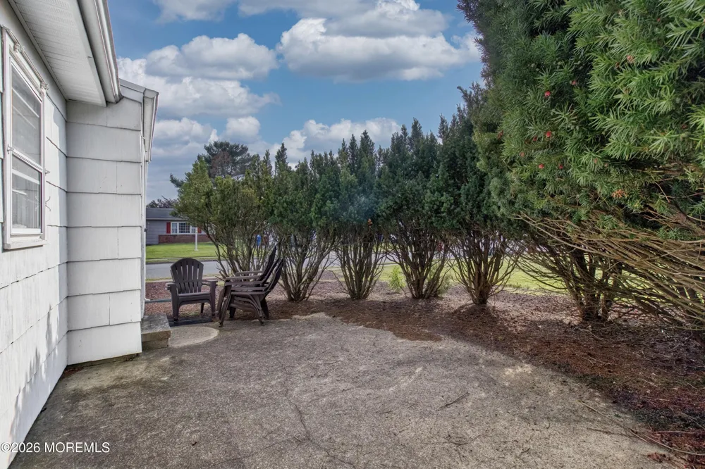 22 Brakenbury Court Toms River, NJ 08757
