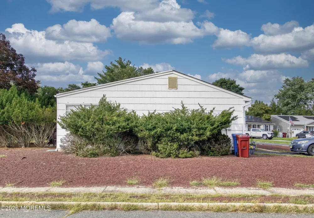 22 Brakenbury Court Toms River, NJ 08757