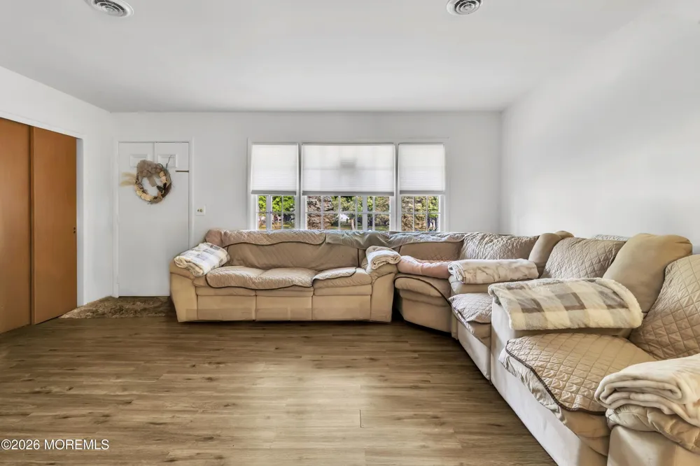 22 Brakenbury Court Toms River, NJ 08757