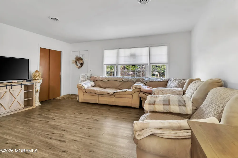 22 Brakenbury Court Toms River, NJ 08757