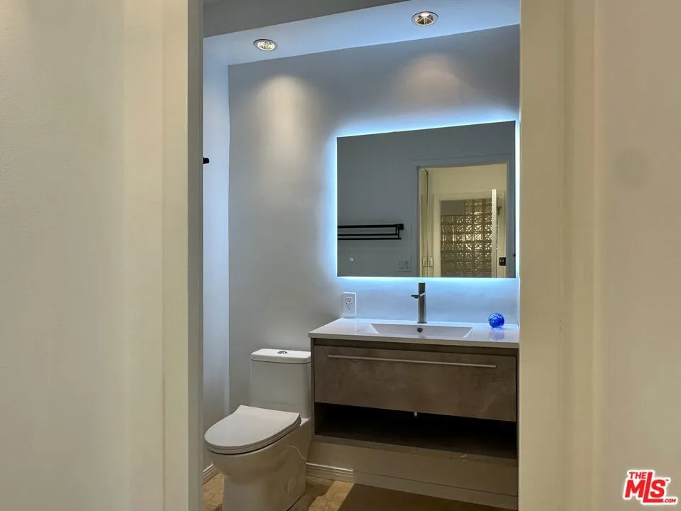 999 DOHENY DRIVE #711 West Hollywood, CA 90069