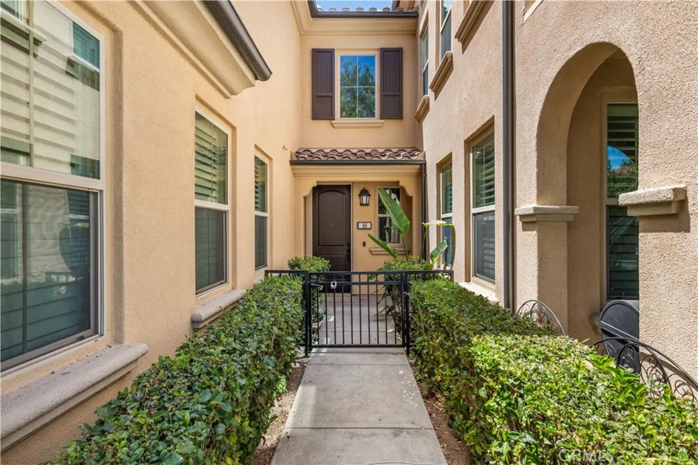 96 Rose Arch #26 Irvine, CA 92620