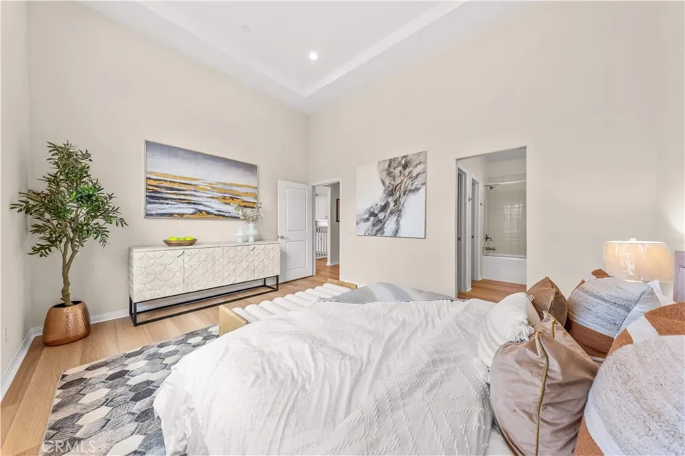 96 Rose Arch #26 Irvine, CA 92620
