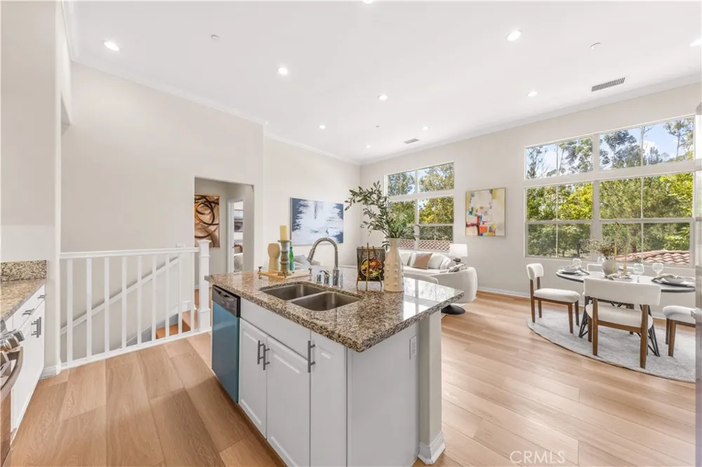 96 Rose Arch #26 Irvine, CA 92620
