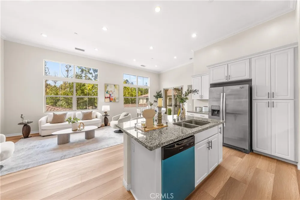 96 Rose Arch #26 Irvine, CA 92620
