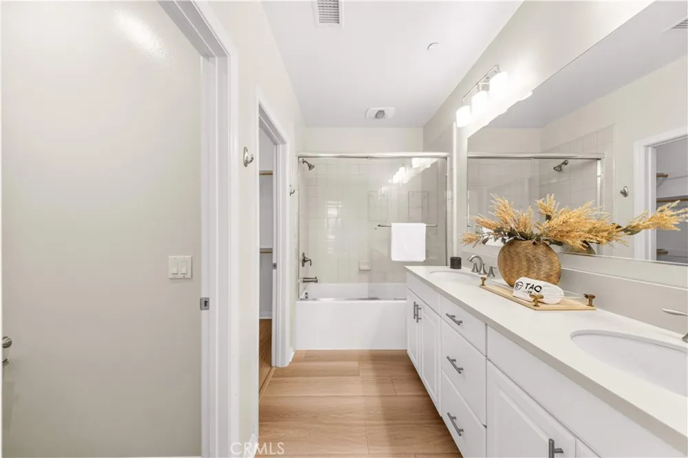 96 Rose Arch #26 Irvine, CA 92620
