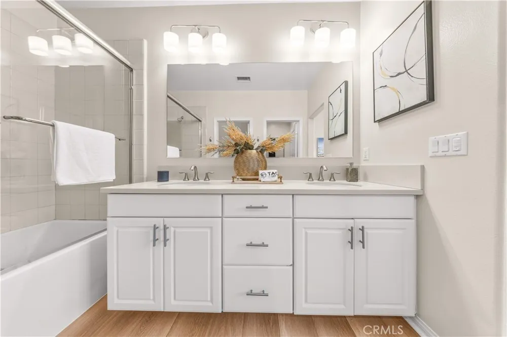 96 Rose Arch #26 Irvine, CA 92620